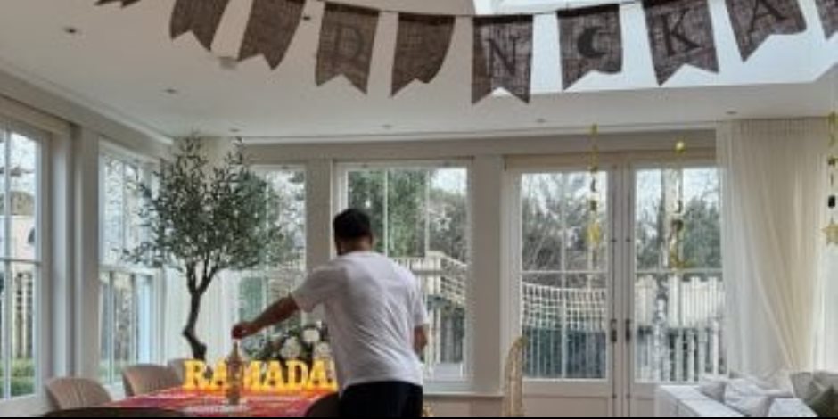 محمد صلاح ينشر صورة من داخل منزله أثناء تحضيره لزينة شهر رمضان الكريم