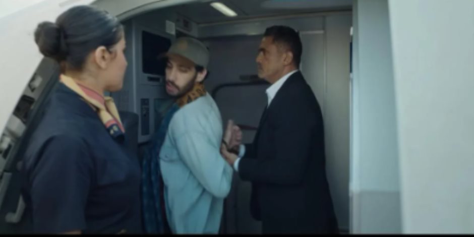 مسلسل رأس الأفعى..  أمير كرارة يسقط عنصرا إرهابيا داخل الطائرة قبل إقلاعها "الحلقة 1"
