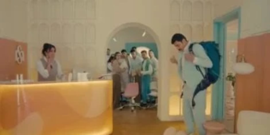 الحلقة 2 لمسلسل فخر الدلتا ..تجاهل خالد زكي"محاولة أحمد رمزي" للتملق له ومشاهدة فيديوهات له في طفولته