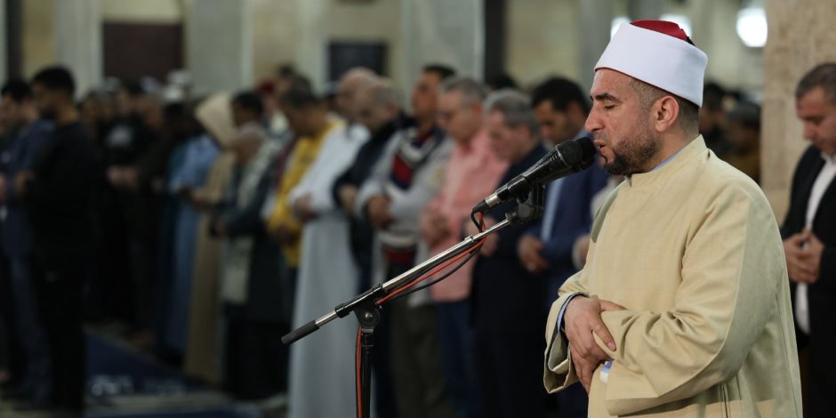بقراءات قنبل وخلاد والدوري.. الجامع الأزهر يحيي الليلة الثانية من رمضان ويمتلئ بالمصلين في العشاء والتراويح