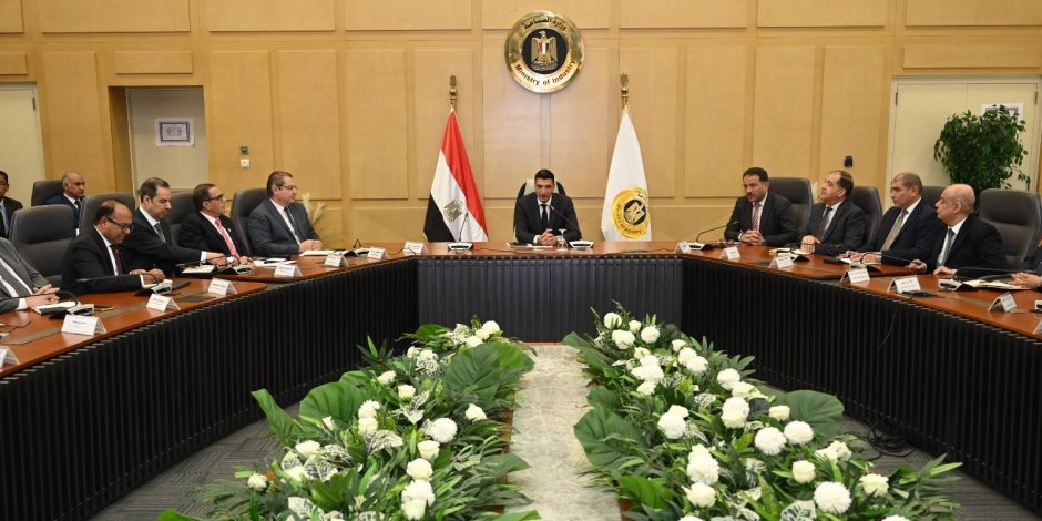 وزير الصناعة: ربط البحث العلمي بمتطلبات الصناعة وتوفير البيانات والمعلومات لقياس الأداء 