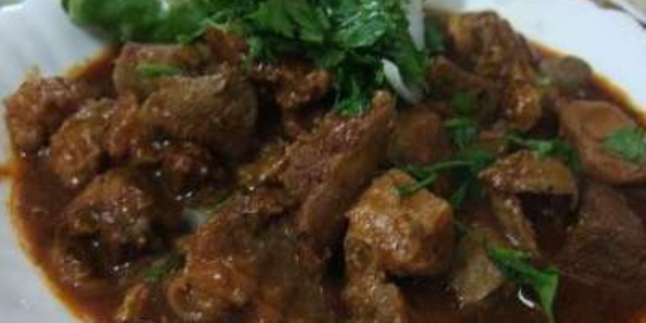 أشهرها "المندي والمنسف".. أكلات بدوية تزين المائدة السيناوية في شهر رمضان المبارك (صور)