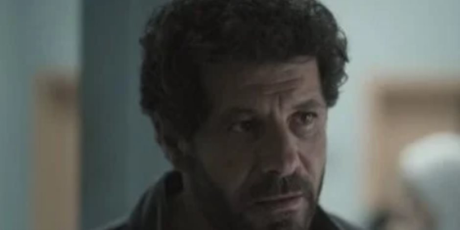 مسلسل صحاب الأرض.. إياد نصار وشقيقه يبحثان عن طعام تحت الأنقاض