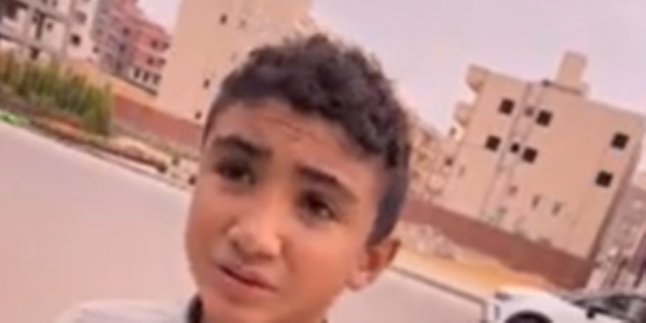 طفل بـ100 راجل.. أيمن مصطفى يكرم محمود بطل الصعيد في «حياة كريمة».. (فيديو)