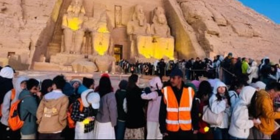 الشمس تعانق وجه رمسيس في 22 فبراير.. 2000 سائح يشهدون الظاهرة بمعبد أبو سمبل