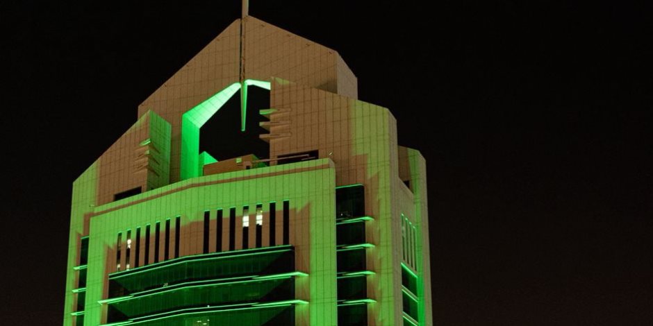 برج وزارة الشؤون الإسلامية يتوشح بالأخضر احتفاء بيوم التأسيس