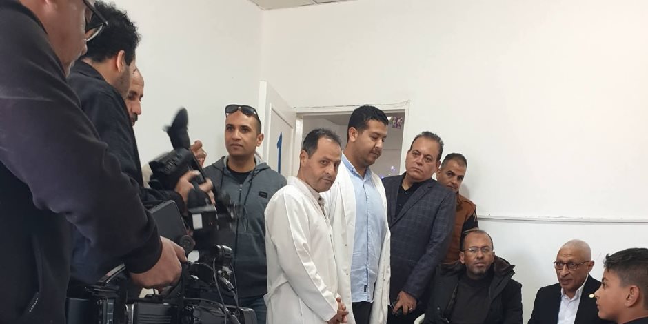 محافظ شمال سيناء يزور المصابين والمرضى الفلسطينيين بمستشفى الشيخ زويد المركزي