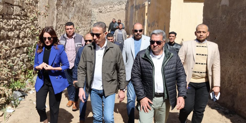 محافظ الجيزة يتفقد منطقة نزلة السمان لمتابعة مشروعات تطوير المناطق المحيطة بالأهرامات