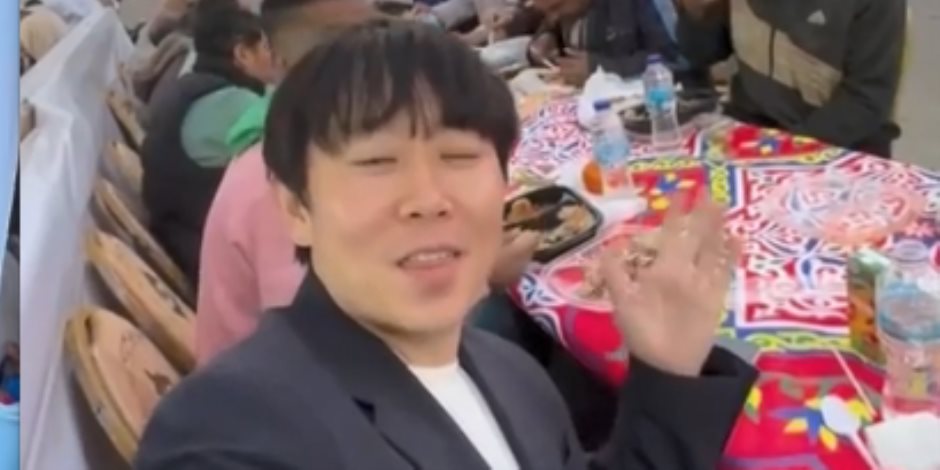 بلوجر أجنبي يوثق لحظة انبهاره بأجواء رمضان بمصر بمائدة الرحمن الذي نظمها حزب حماة الوطن بالقاهرة (فيديو)