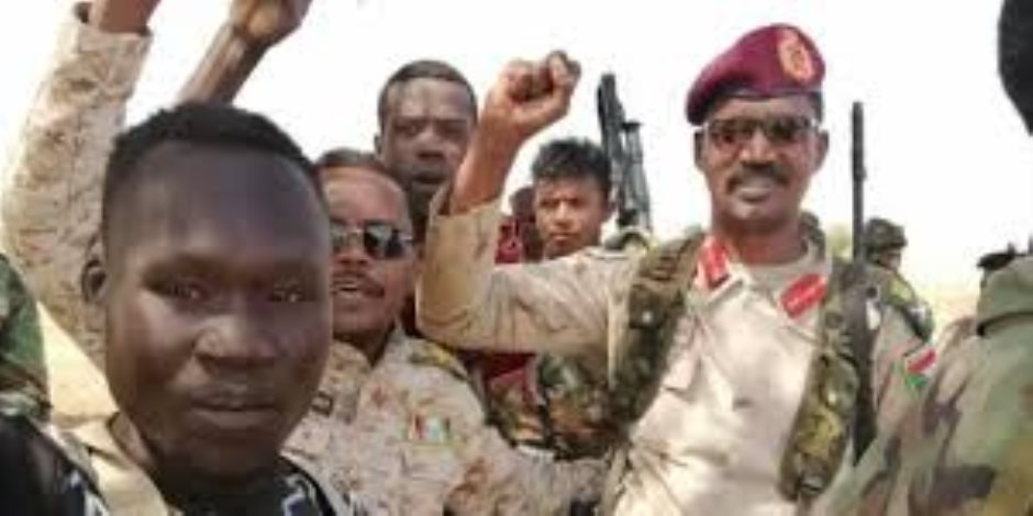  بعد إعلان ولائه للجيش: "الدعم السريع" تحرق بلدة موسى هلال وتأسر أحد أبنائه في شمال دارفور 