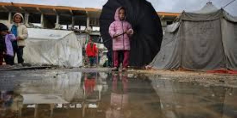 الأمطار تُغرق خيام النازحين الفلسطينيين وتُعمق مأساتهم في مواصي خانيونس