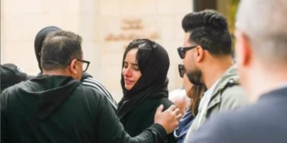 انهيار الفنانة زينة في جنازة شقيقها بمسجد حسن الشربتلي