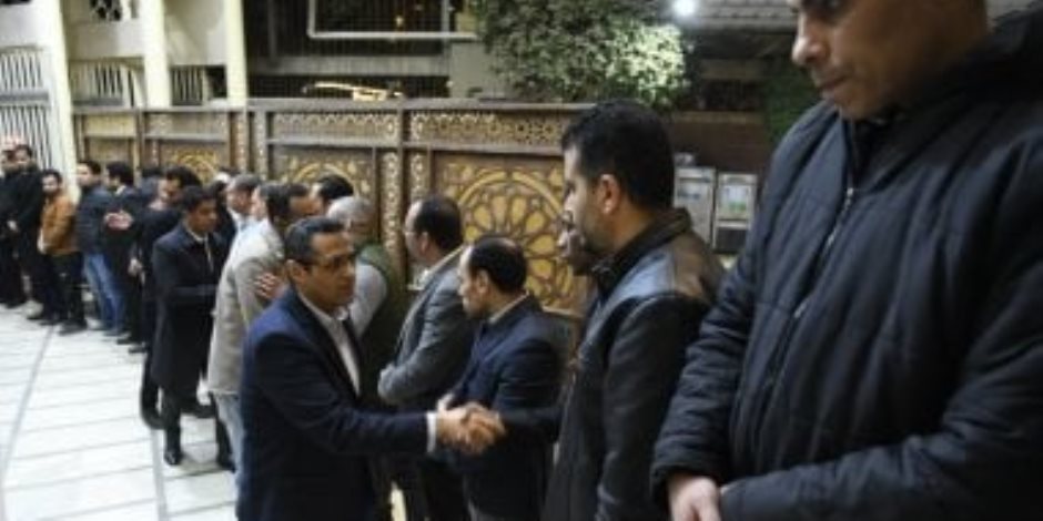 نقيب الصحفيين وأعضاء مجلس النقابة يقدمون العزاء فى الزميل محمود نصر