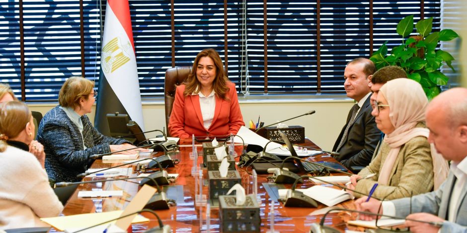 وزيرة التنمية المحلية والبيئة تبحث مع وفد جمعية محبي الأشجار التعاون في تشجير عدد من المحاور بالأحياء