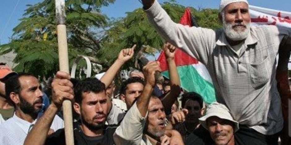 عمال فلسطين بين فكي سجن "التماسيح" وسماسرة التهريب.. صرخة نقابية لمنظمة العمل الدولية 