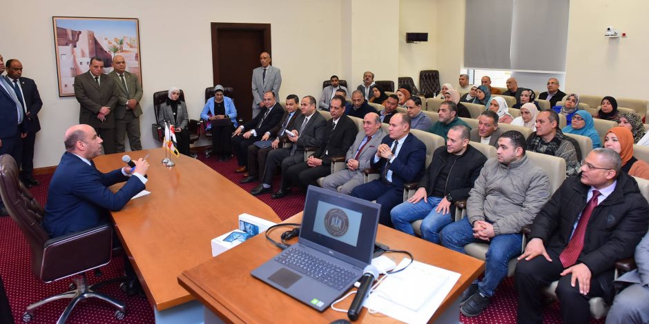 وزير العمل يشهد تسليم أجهزة "تابلت" لمفتشي العمل ضمن خطة التحول الرقمي