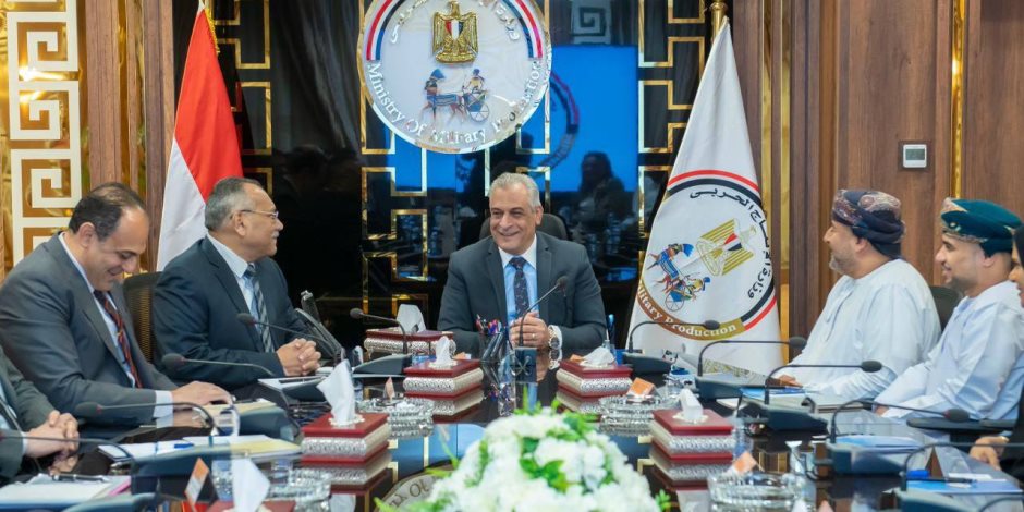 «جمبلاط» يبحث مع وفد عُماني و«بابيريوس إيجيبت» التعاون في إدارة المخلفات 