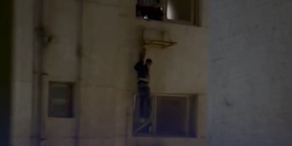 ضبط لص الشقق السكنية أثناء تسلقه عقار  بالبساتين