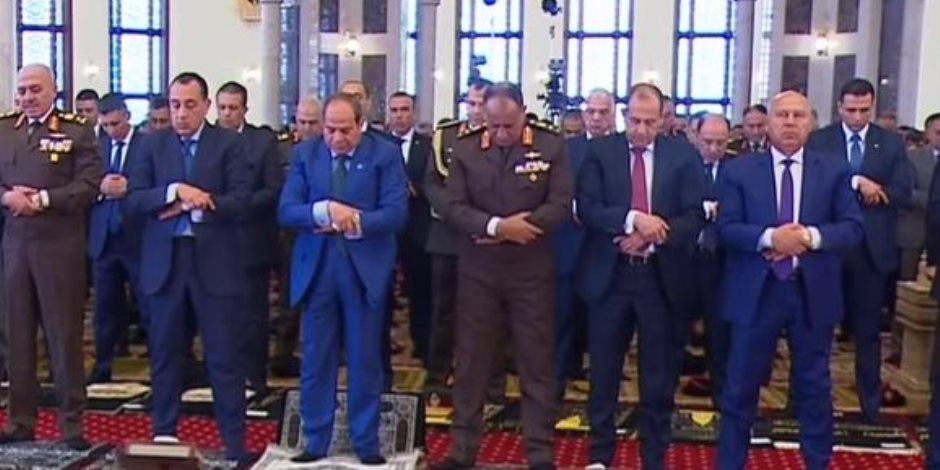 الرئيس السيسي يؤدي صلاة الجمعة بمسجد المشير في ذكرى العاشر من رمضان