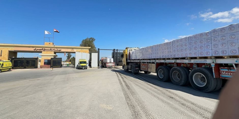 قوافل "الهلال الأحمر المصرى" تتدفق على غزة.. واستقبال وتوديع المرضى والمصابين بمعبر رفح