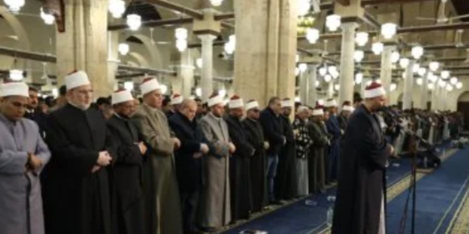 بالقراءات العشر.. الآلاف يتوافدون إلى الجامع الأزهر لأداء صلاتى العشاء والتراويح 