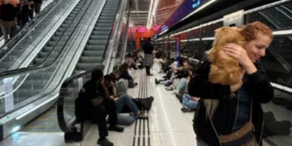 إسرائيليون يختبئون تحت الأرض داخل محطات القطار خوفا من صواريخ إيران