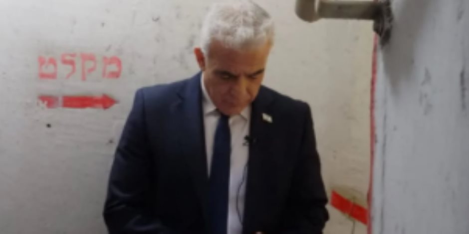 زعيم المعارضة الإسرائيلية يختبئ داخل ملجأ فى تل أبيب هربا من صواريخ إيران