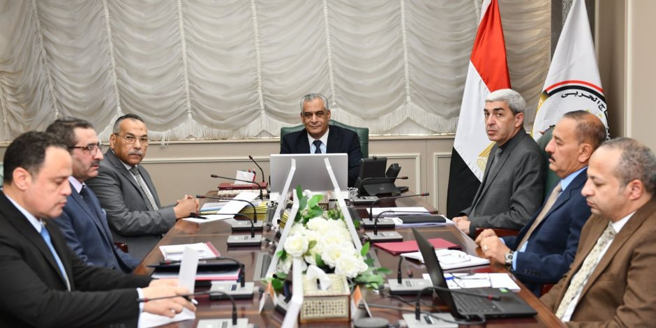 وزير الدولة للإنتاج الحربي يبحث سبل تطوير المنتجات العسكرية وخطوط الإنتاج داخل شركات الإنتاج الحربي