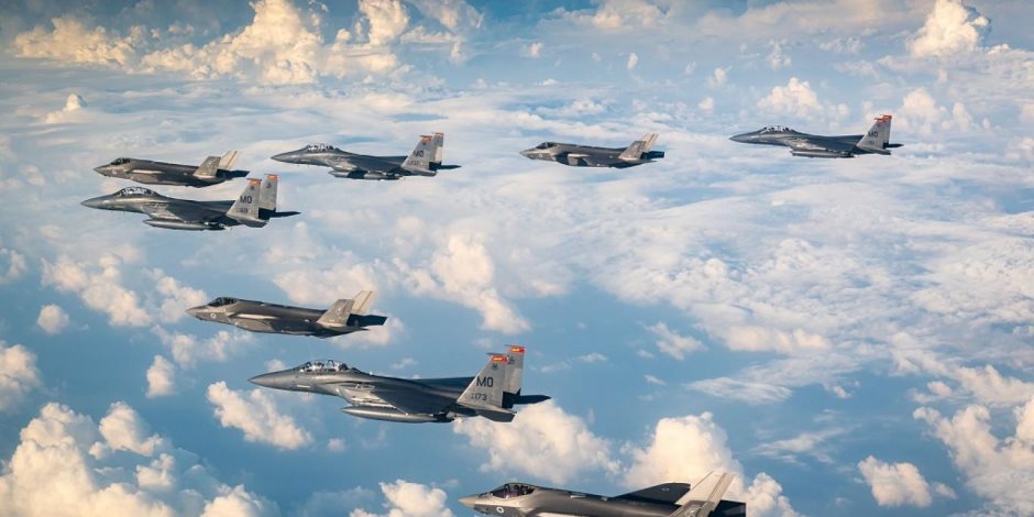 الشرق الأوسط  تحت "الحظر الجوي"..  شلل في حركة الملاحة.. بغداد والكويت تغلقان أجواءهما.. وتحذيرات أمريكية لرعاياها  بالخليج ولبنان يحذر من "المغامرات"