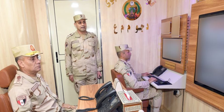 وزير الدفاع والإنتاج الحربي يتفقد الجاهزية القتالية للمنطقة المركزية العسكرية ويشارك المقاتلين وجبة الإفطار
