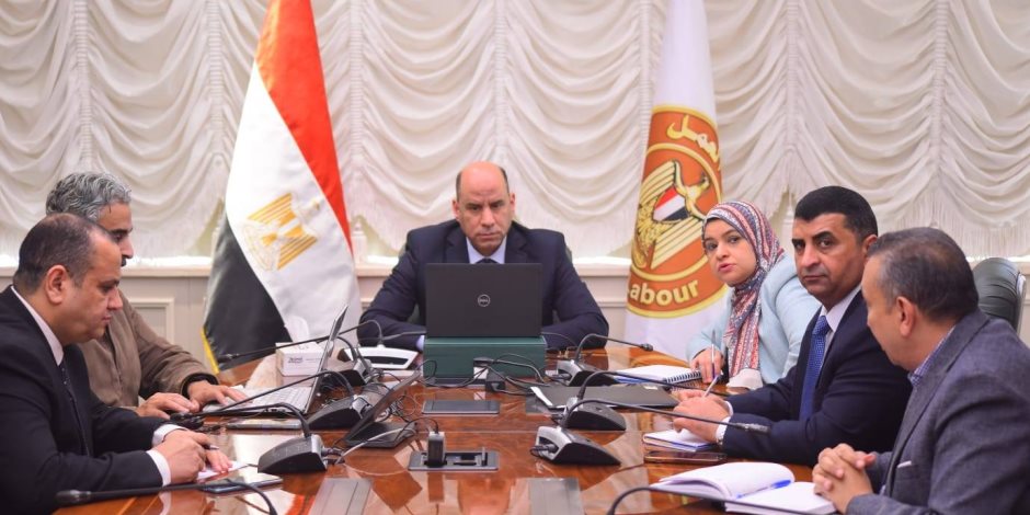 وزير العمل يوجه بضرورة المتابعة الدقيقة للعمالة المصرية في الخارج مع الأحداث الأخيرة