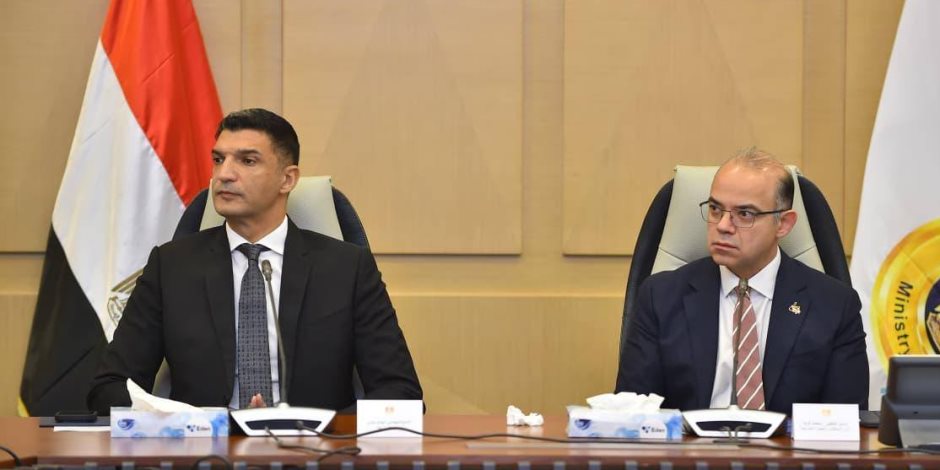 وزيرا الاستثمار يعقدان لقاءً موسعاً مع شركات الأدوية وممثلي المجلس التصديري للصناعات الطبية والدوائية