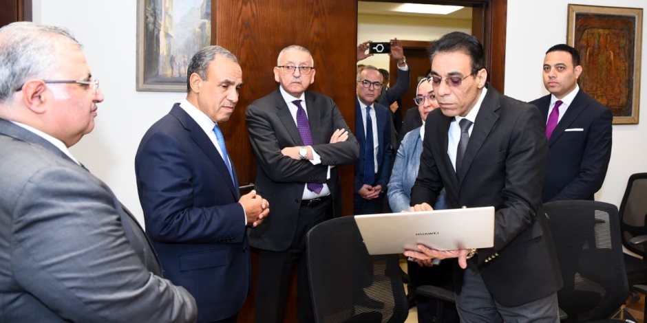وزير الخارجية يتفقد خلية العمل المشكلة بالقطاع القنصلي لمتابعة أوضاع الجاليات المصرية بالمنطقة