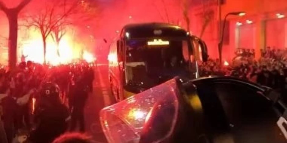 أجواء مشتعلة .. ألتراس برشلونة يحطم زجاج حافلة أتلتيكو مدريد قبل موقعة نصف نهائي الكأس