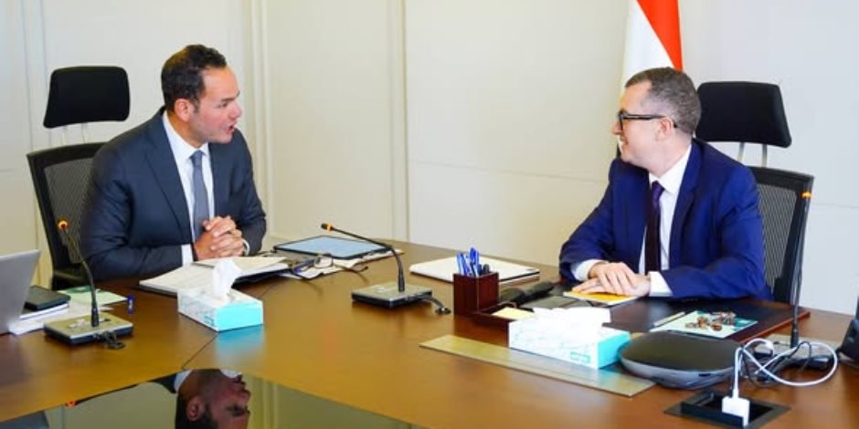 وزير التخطيط يبحث مع رئيس مركز المعلومات تعزيز التعاون في متابعة أداء برنامج الحكومة وخططها