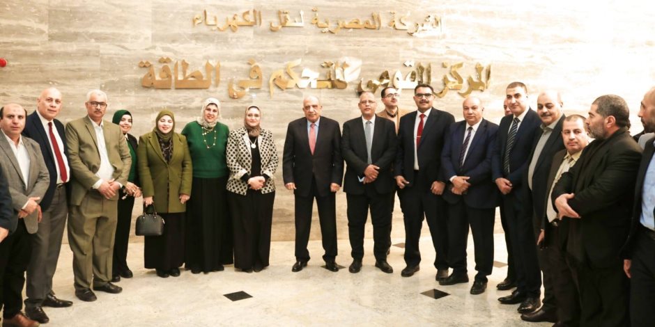 وزير الكهرباء يشارك العاملين بالمركز القومي للتحكم في الطاقة إفطارهم ويطمئن على جودة التغذية الكهربائية