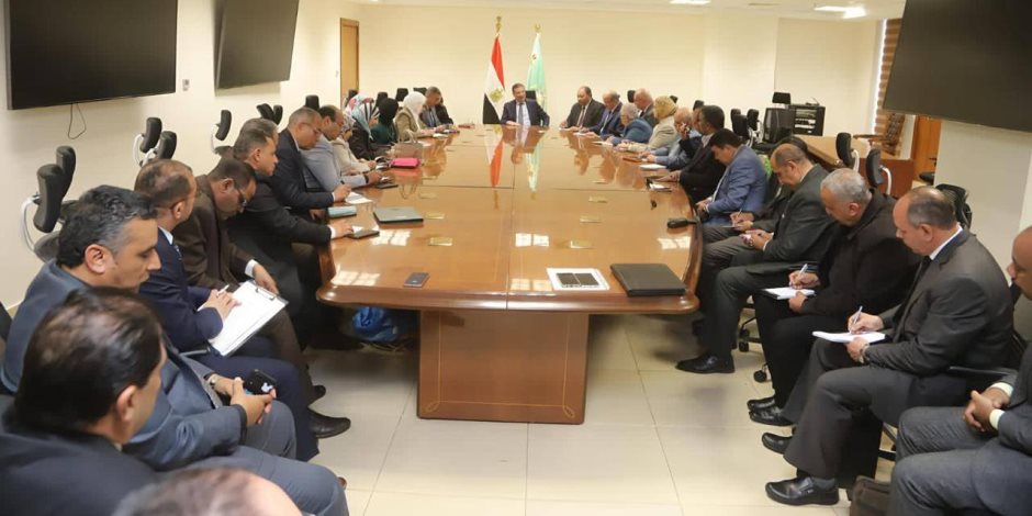 وزير الزراعة يجتمع مع قيادات الطب البيطري بالمحافظات.. ويؤكد: الطبيب البيطري خط الدفاع الأول