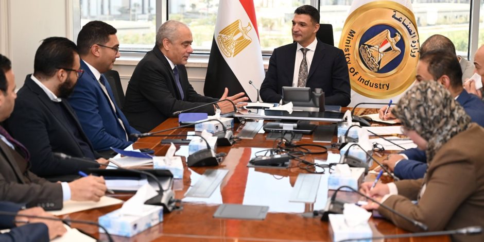 وزير الصناعة يبحث مع مجموعة العربي خطة إقامة توسعات جديدة بقيمة 480 مليون دولار بمدينة قويسنا الجديدة