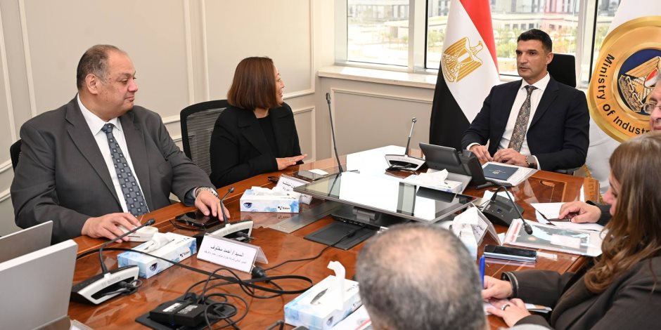 وزير الصناعة يبحث مع جنرال موتورز خططها التوسعية لتعزيز تنافسية صناعة السيارات في مصر