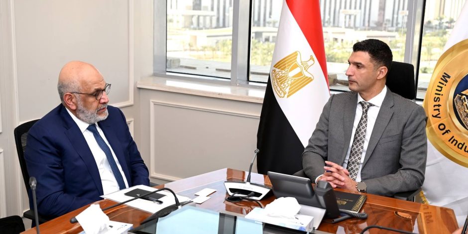  وزير الصناعة يبحث مع مسئولى البنك الدولي سبل تعزيز التعاون 