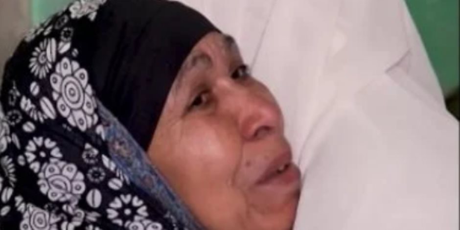 بركة رمضان يحقق أمنية الحاجة زينب برحلة عمرة ويهدى ابنتها 30 ألف جنيه