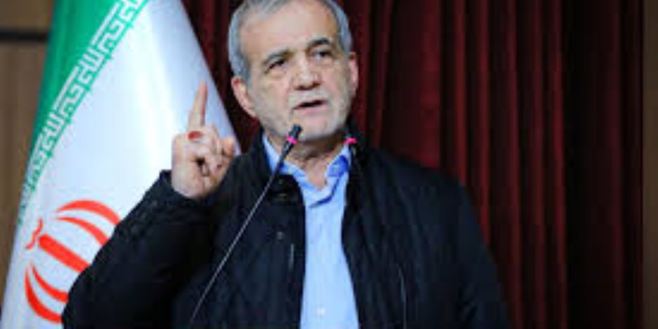 إيران ترسم "خطوطاً حمراء" جديدة.. وعيد بضربات مدمرة للمصالح الأمريكية والإسرائيلية وطمأنة مشروطة لدول الجوار