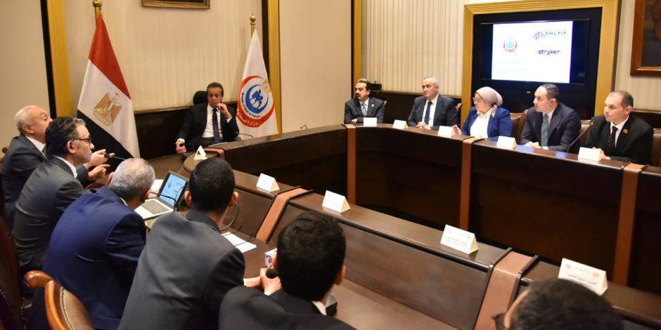 وزير الصحة يبحث إدخال الروبوتات الجراحية والذكاء الاصطناعي في جراحات العظام