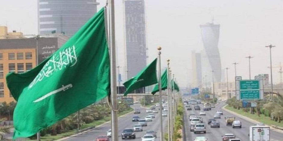 السعودية تحبط هجمات جوية واسعة .. اعتراض مسيرات وصواريخ استهدفت الرياض وحقلاً نفطياً وقاعدة جوية..وتنبيه هام للمسافرين 