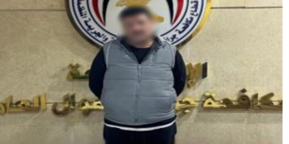 أمن القاهرة يضبط شخص متهم بالنصب على راغبى السفر للخارج والإستيلاء على أموالهم