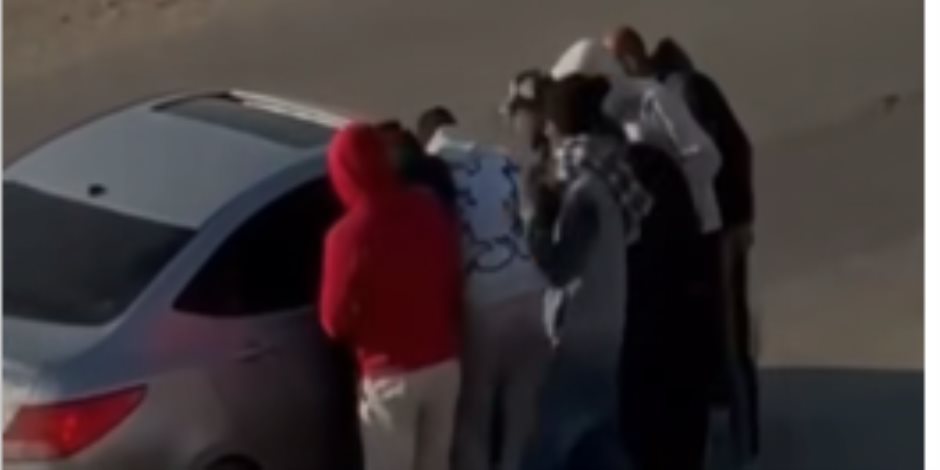 القبض على شخصان يروجان للمواد المخدرة بأحد شوارع مدينة العبور وبحوزتهما 17 كيلو مخدرات