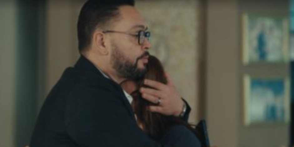 مسلسل اللون الأزرق الحلقة 5.. انهيار آمنة بعد اختفاء حمزة وعودة الخلاف مع أدهم