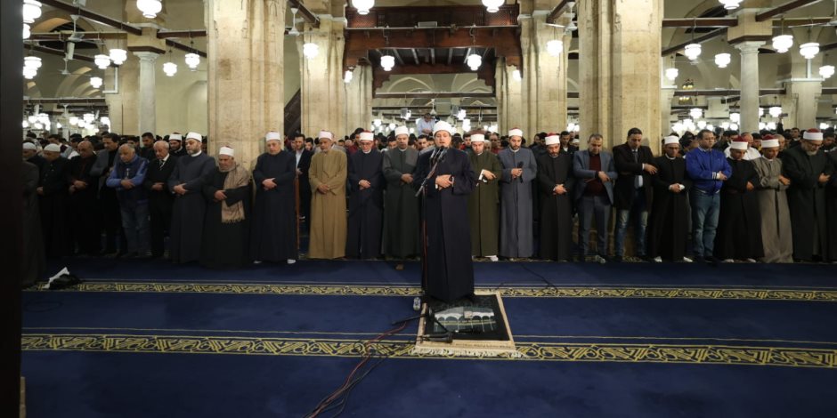 الآلاف يؤدون صلاتي العشاء والتراويح بالجامع الأزهر في الليلة العشرين من ليالي رمضان