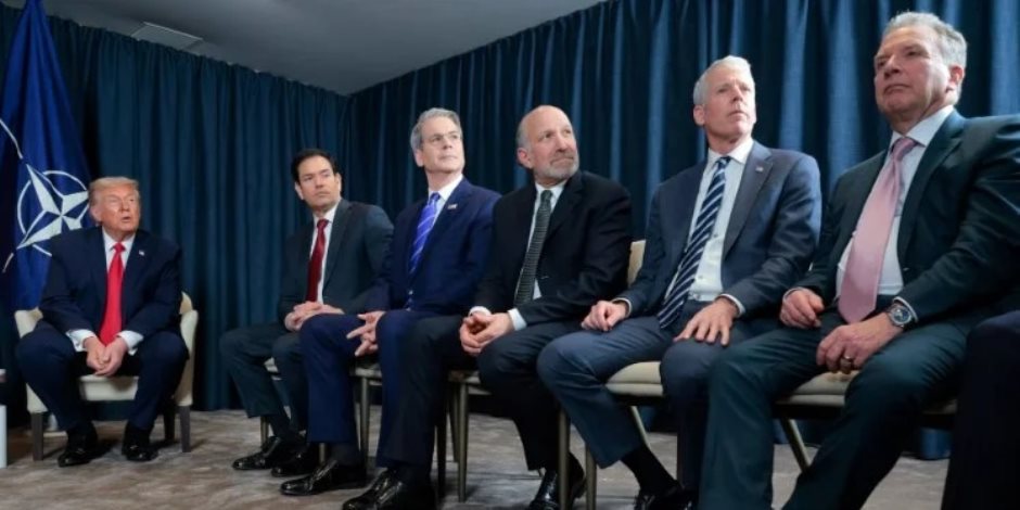 "هل حصلتم على الحذاء؟".. سر الـ 145 دولاراً التي غيرت إطلالة رجال البيت الأبيض في عهد ترامب