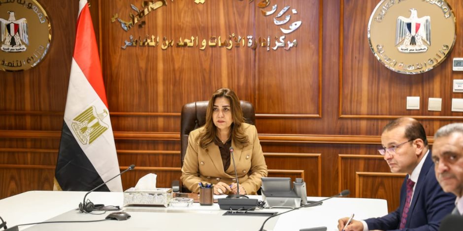 وزيرة التنمية المحلية تتابع الإجراءات الخاصة بتحديد أسعار تعريفة الركوب الجديدة لسيارات الأجرة عقب تحريك أسعار المواد البترولية